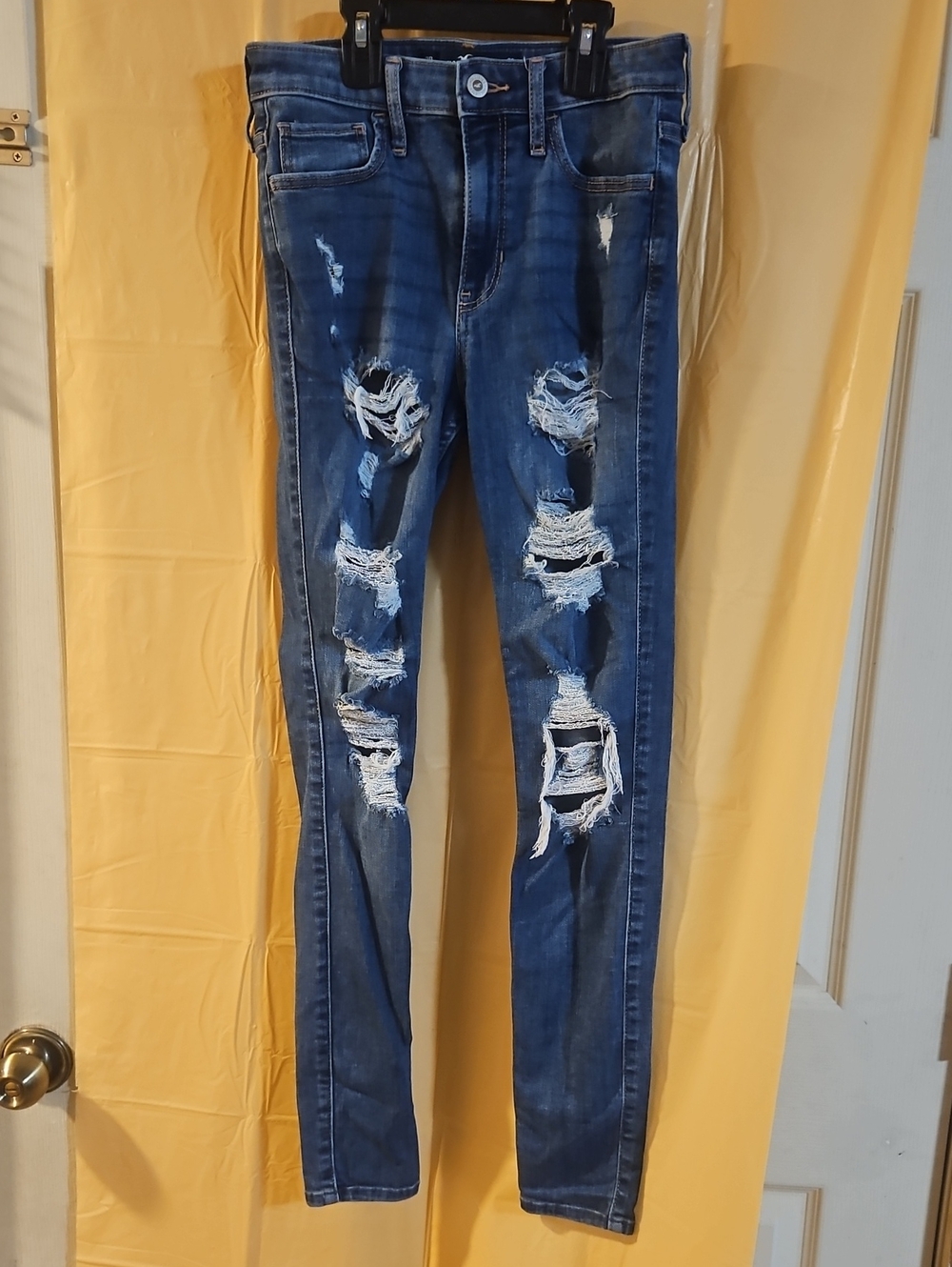 HOLLISTER HIGH RISE SUPER SKINNY JEAN: DISTRESSED: GOOD CONDITION: SIZE 3